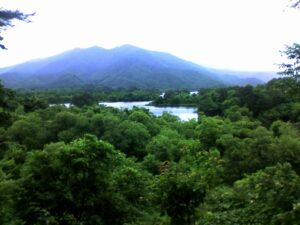 So kennt man Urabandai - Seen und Grüne Berge (Foto von <a href="https://commons.wikimedia.org/wiki/File:Lake-Onogawako-Urabandai-Japan.jpg">Kliment A.K.S.</a>, <a href="https://creativecommons.org/licenses/by-sa/3.0">CC BY-SA 3.0</a>, via Wikimedia Commons)