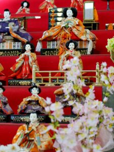 Das Puppenfest (Hinamatsuri - eines der Gosekku Jahreszeitenfeste) wird mit dem Ausstellen vieler filigran ausgearbeiteten Puppen gefeiert. (Foto von Susann Schuster on Unsplash)