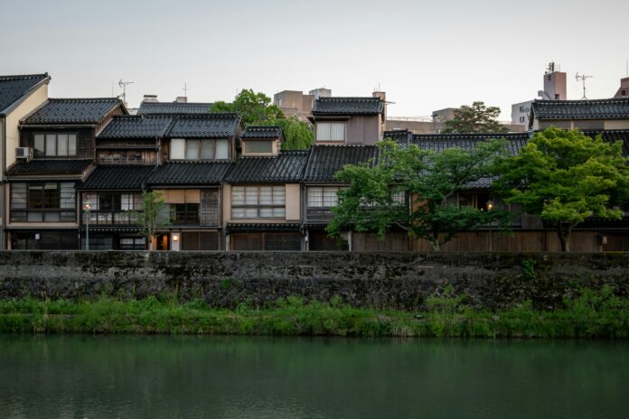 In Ishikawa finden sich noch viele gut erhaltene alte Stadtteile (Foto von Artem Shuba on Unsplash)