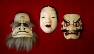 Traditionelle NOH Masken (Foto von Justin Ziadeh on Unsplash)