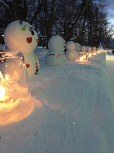 Jedes Schulkind in Asahikawa gestaltet einen eigenen Schneemann für das Schneefestival (Foto von: Kira Trinh)