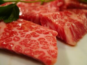 Matsuzaka Beef - eines der hochwertigen Wagyu - stammt aus der gleichnamigen Region in Mie (Foto von Mike Choi on Unsplash)