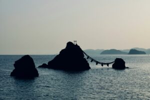 Die Meoto Iwa (Hochzeitsfelsen) in Mie (Foto von WANG Tianfang on Unsplash)