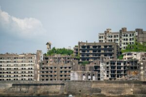 Die verlassene Insel Gunkanjima. Die Kriegsschiffsinsel ist eine der berühmtesten Orte in Kyushu (Foto von: Jason Rost on Unsplash)