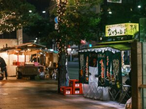 Die Stadt Fukuoka in Kyushu is für seine Yatai bekannt (Foto von: Nichika Sakurai on Unsplash)