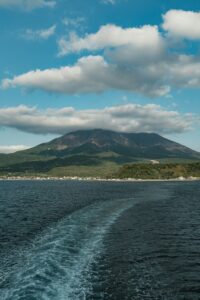 Sakurajima, von Kagoshima aus gesehen (Foto von: Christian Chen on Unsplash)