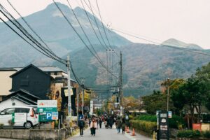 Die in zwei geteilte Bergspitze des Bergs Yufu in Yufuin, Kyushu (Foto von:Tayawee Supan on Unsplash)