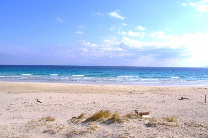 Wunderschöner Strand - Shirahama in Shimoda, auf der Izu-Halbinsel (Foto von: hide.S, CC BY 3.0, via Wikimedia Commons)