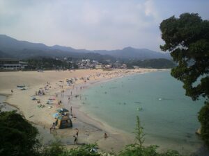 Der Strand von Shirahama in Shimoda (Foto von: <a href="https://commons.wikimedia.org/wiki/File:%E4%B8%8B%E7%94%B0%E7%99%BD%E6%B5%9C_-_panoramio.jpg">kenta1114</a>, <a href="https://creativecommons.org/licenses/by-sa/3.0">CC BY-SA 3.0</a>, via Wikimedia Commons)