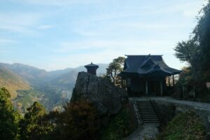 Abseits der ausgetretenen Pfade - Teil 6: Yamagata 3 Yamadera, der Bergtempel, in Yamagata (Foto von: JP Sheard on Unsplash)